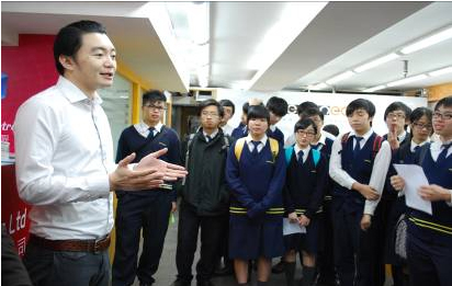 剛剛到埗,主持人先來個講解