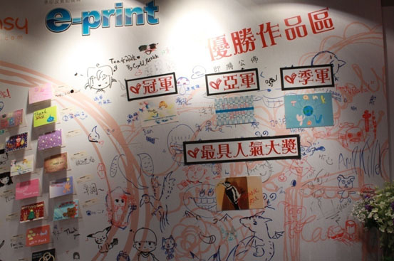 同學們在佈景版上展現自己的畫功