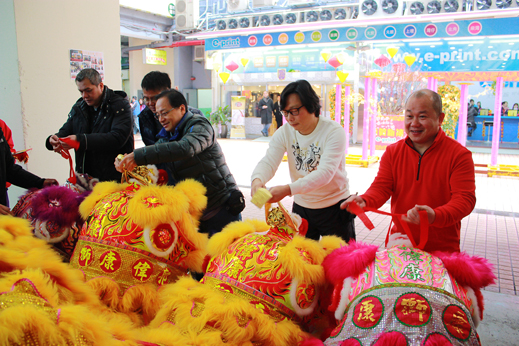 董事及嘉賓們與醒獅合照留念