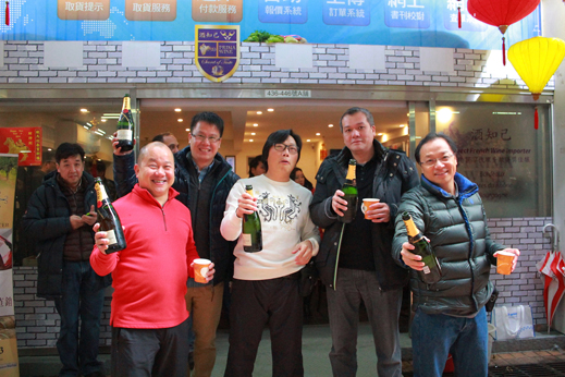 e-print一眾董事及嘉賓在觀塘總店外等候主持開年儀式