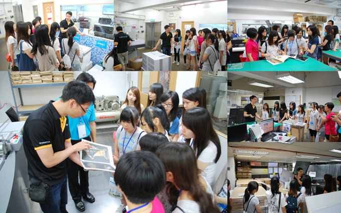 The staffs of e-print introduce the printing procedure to the students.