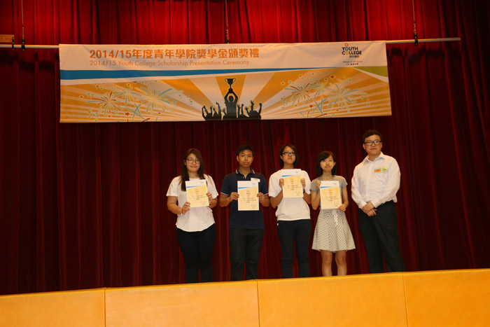 Group photo of the winners and the representatives of e-print