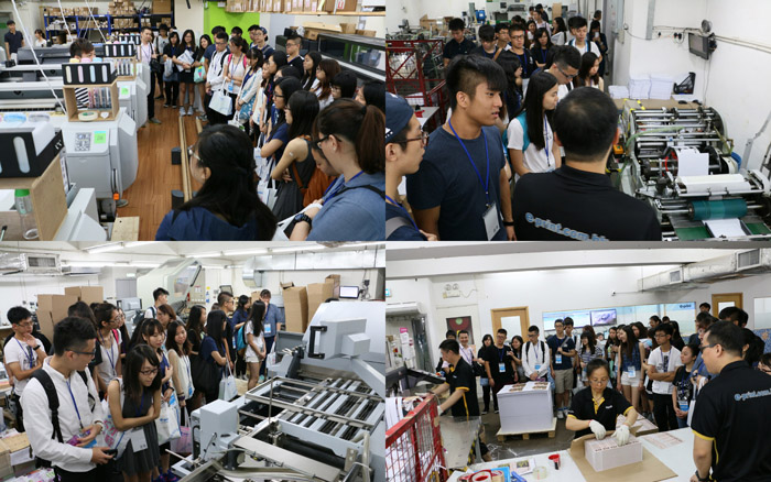 e-print職員用心地向學生們介紹印刷的流程