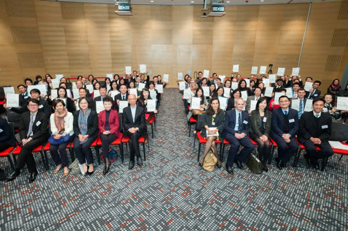 Group photo of the representatives of Hong Kong listed companies that have joined the Carbon Footprint Repository.