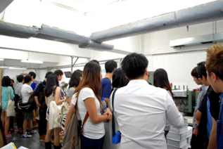 主持人帶領同學們走訪了不同生產部門，並進行講解