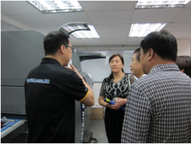 為考察團介紹e-print最新MGI數碼印刷設備