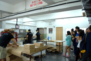 同學對生產設備感到新奇，互相討論