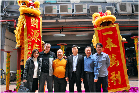 新春佳節,當然少不了燒乳豬、拉揮春,場面非常熱鬧