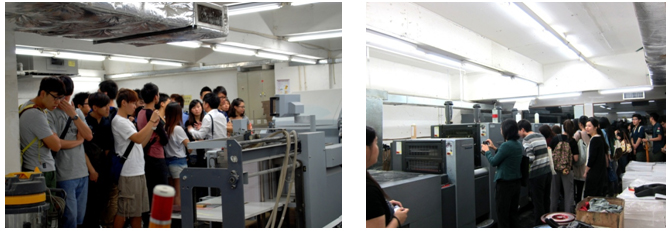參觀生產部，老師及學生正為印刷機器拍照參考