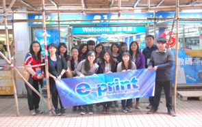 當然少不了在門外大合照留念