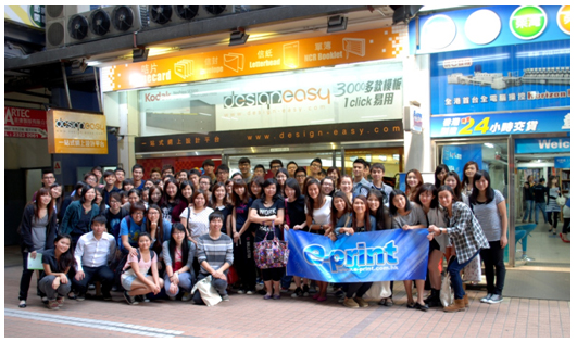 人才濟濟，當然少不了在門外大合照留念！