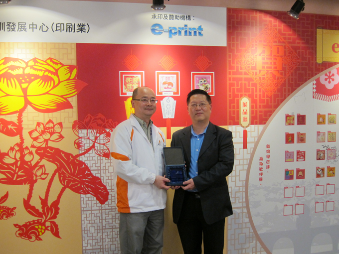 Manager-In-Charge of Pro Act present souvenir to the representative of e-print