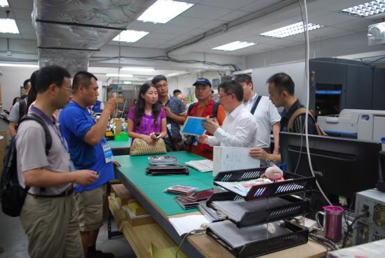 徐先生正在介紹數碼印刷的製成品