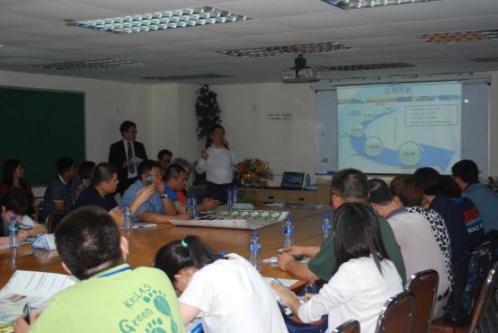 徐先生介紹集團的簡報