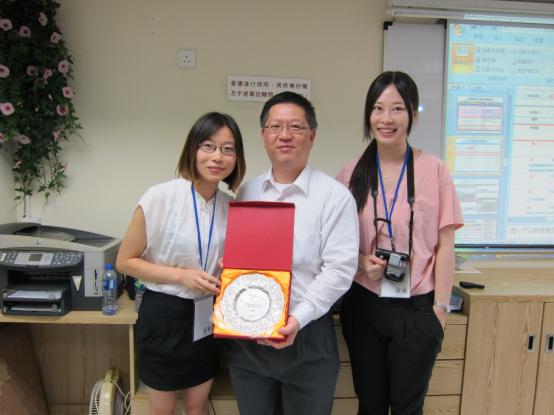 「印刷經理人」代表致送紀念品