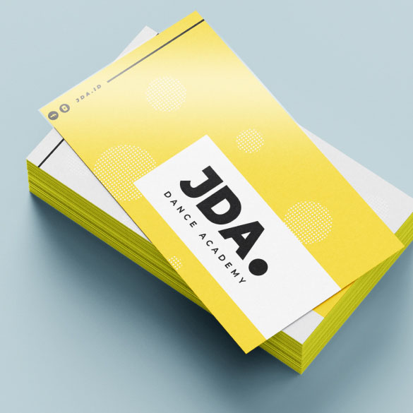 米白色的花紋咭片，高貴大方，咭片圖像展示出不同顏色的表現