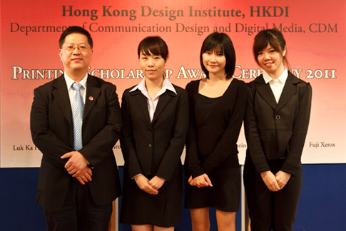 e-print與各「e-print印刷獎學金」得獎者合照。