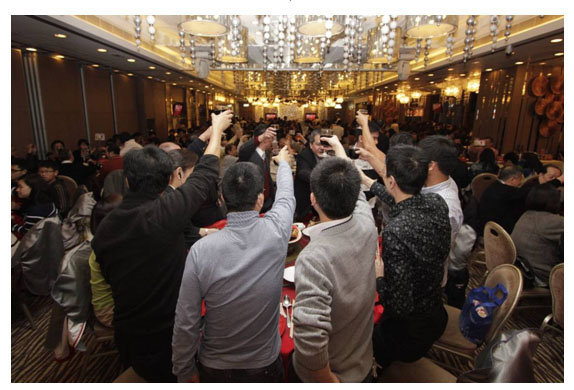 2012年度的春節週年晚宴在眾人的歡呼聲中展開。