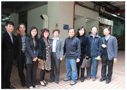 e-print一眾董事及嘉賓在觀塘總店外等候主持開年儀式