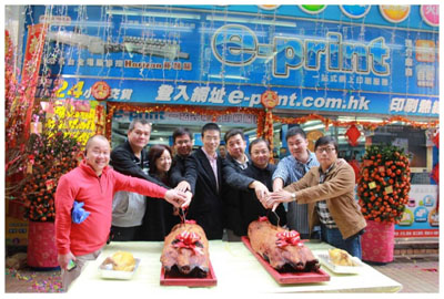 新春慶典，當然少不了燒乳豬、拉揮春及醒獅跳木樁表演，非常熱鬧