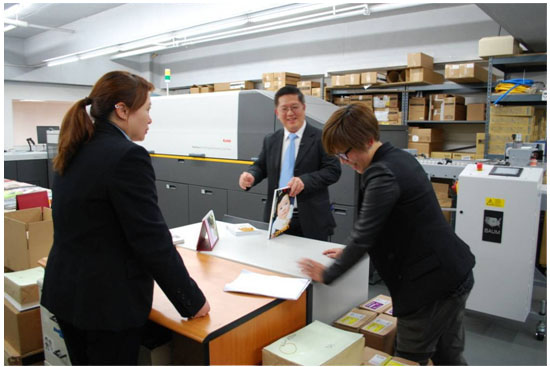 e-print代表徐柏煒先生亦當然一同接受TVB主持的提問