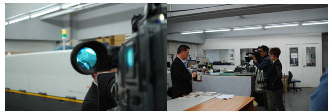 採訪隊對我們的生產工場十分有興趣，除走訪數碼部外，更到出鋅部及柯式印刷部了解。