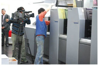 採訪隊對我們的生產工場十分有興趣，除走訪數碼部外，更到出鋅部及柯式印刷部了解。