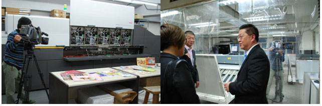 採訪隊對我們的生產工場十分有興趣，除走訪數碼部外，更到出鋅部及柯式印刷部了解。